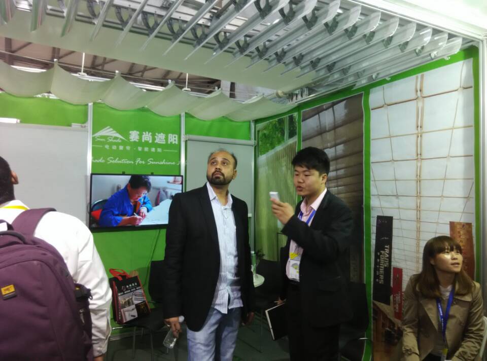 外貿(mào)員工向國外客戶展示賽尚電動百葉 外貿(mào)員工向國外客戶展示賽尚電動百葉