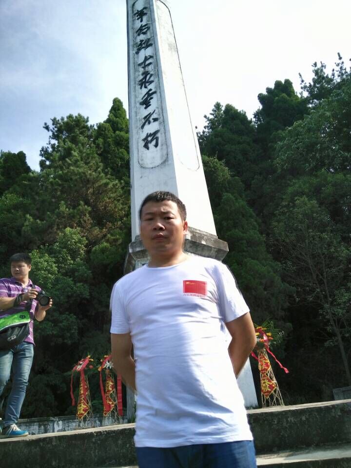 金總在烈士紀(jì)念碑下留影 金總在烈士紀(jì)念碑下留影