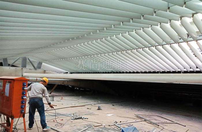 石家莊國際展覽中心300mm電動梭形百葉遮陽工程施工完畢后的實(shí)景圖