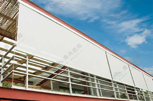 圖一:室外電動(dòng)卷簾(鋼索導(dǎo)向)實(shí)景圖 圖一:室外電動(dòng)卷簾(鋼索導(dǎo)向)實(shí)景圖