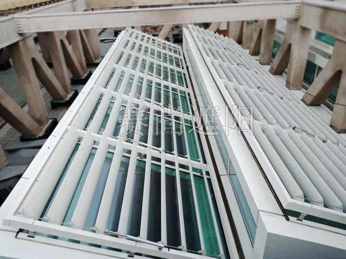 濟寧文化中心廣場幕墻戶外電動遮陽百葉工程實景效果 濟寧文化中心廣場幕墻戶外電動遮陽百葉工程實景效果